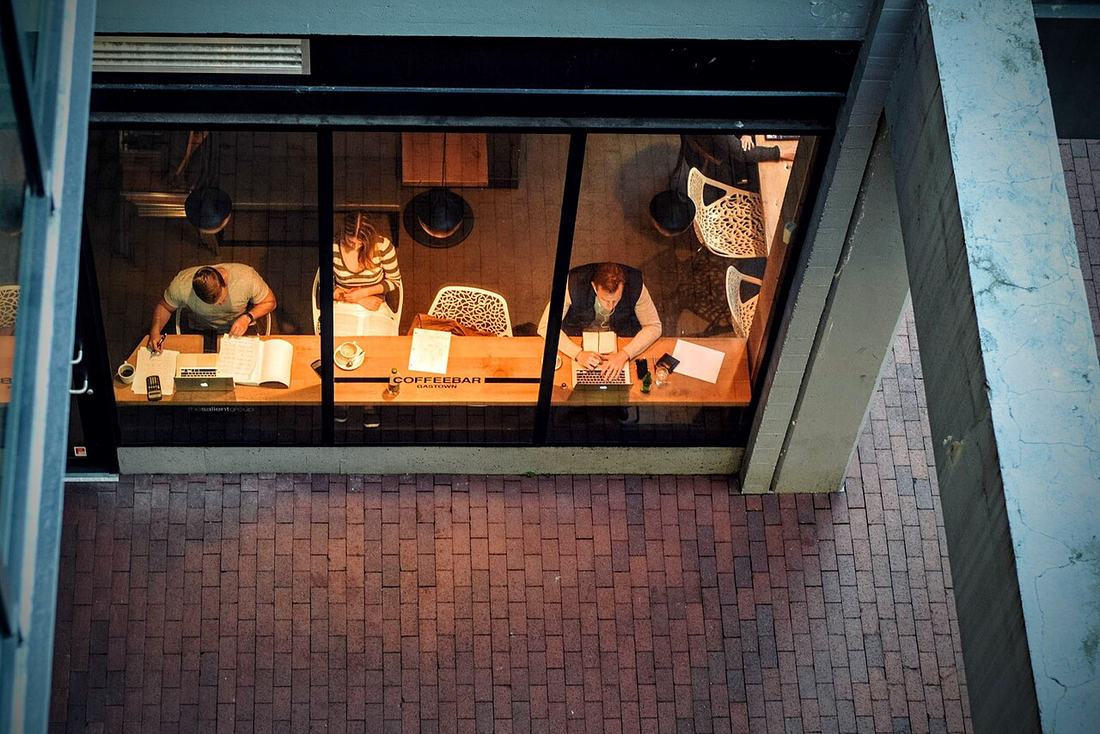 Busy people at a coffee shop (Unsplash)